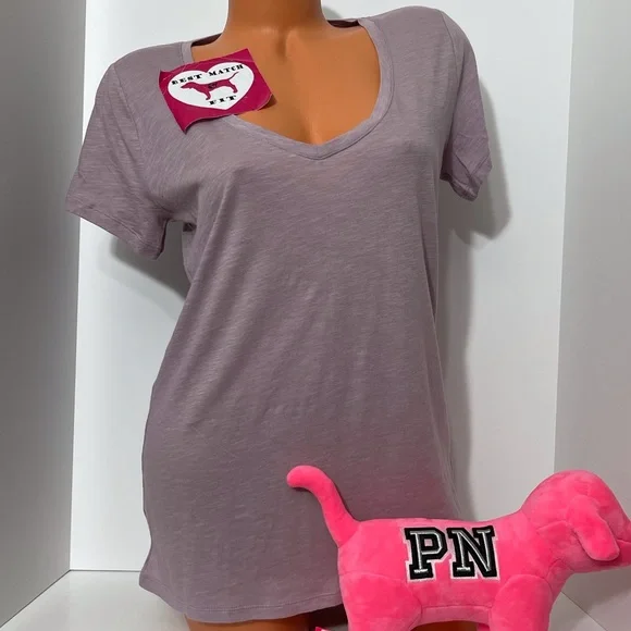 T-shirt Victoria's Secret PINK – Violet à Motifs – Encolure V – Taille Unique – Neuf Avec étiquettes